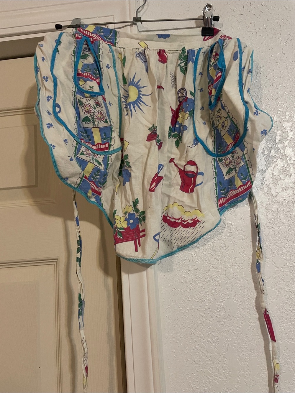 Vintage Daisy White Floral Garden Apron with Blue Trim